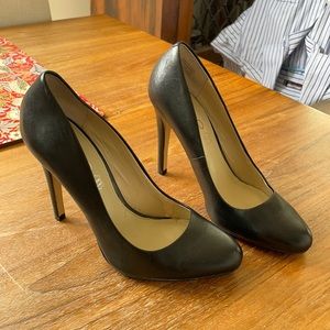 Also black pumps